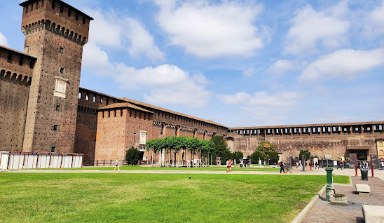 قلعة سفورزيسكو الشهيرة من أفضل الاماكن السياحية في ميلانو