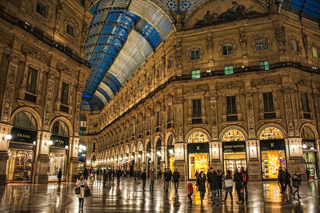 افضل مدن ايطاليا للسياحة ميلانو ومن أبرز معالمها غاليريا فيتوريو إيمانويل الثاني 