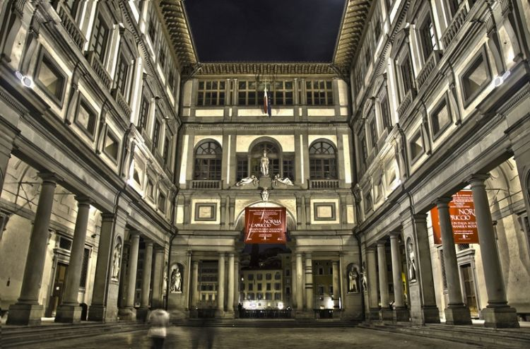 متحف أوفيزي من أبرز المعالم السياحية في فلورنسا