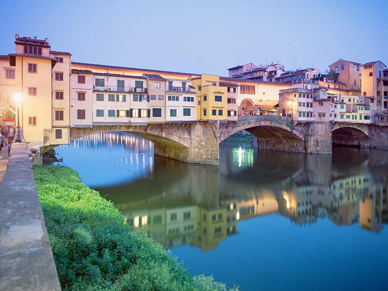 افضل مدن ايطاليا للسياحة فلورانسا ومن أبرز معالمها جسر بونتي فيكيو الشهير